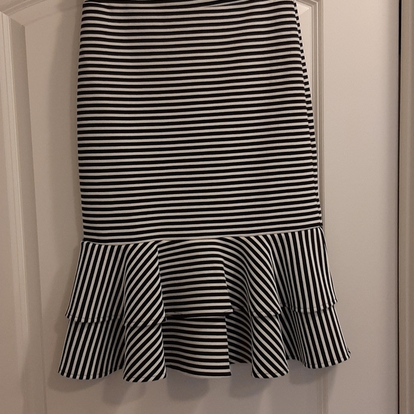 Banana Republic skirt with ruffled bottom. New.